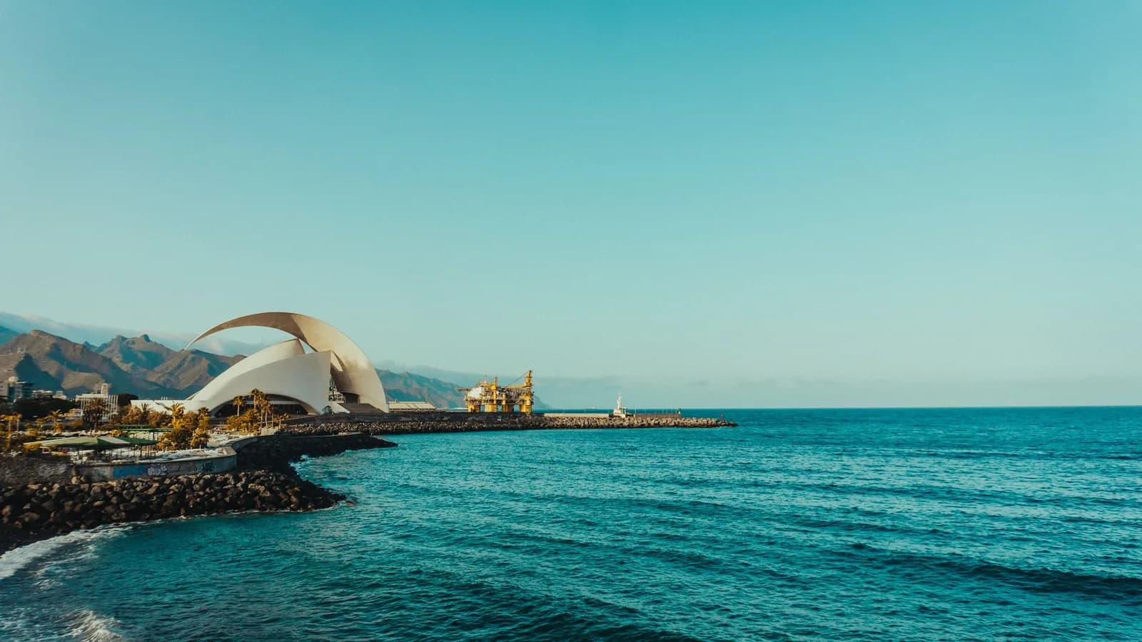 Le front de mer de Santa Cruz de Tenerife, siège des administrations de la province occidentale des Canaries
