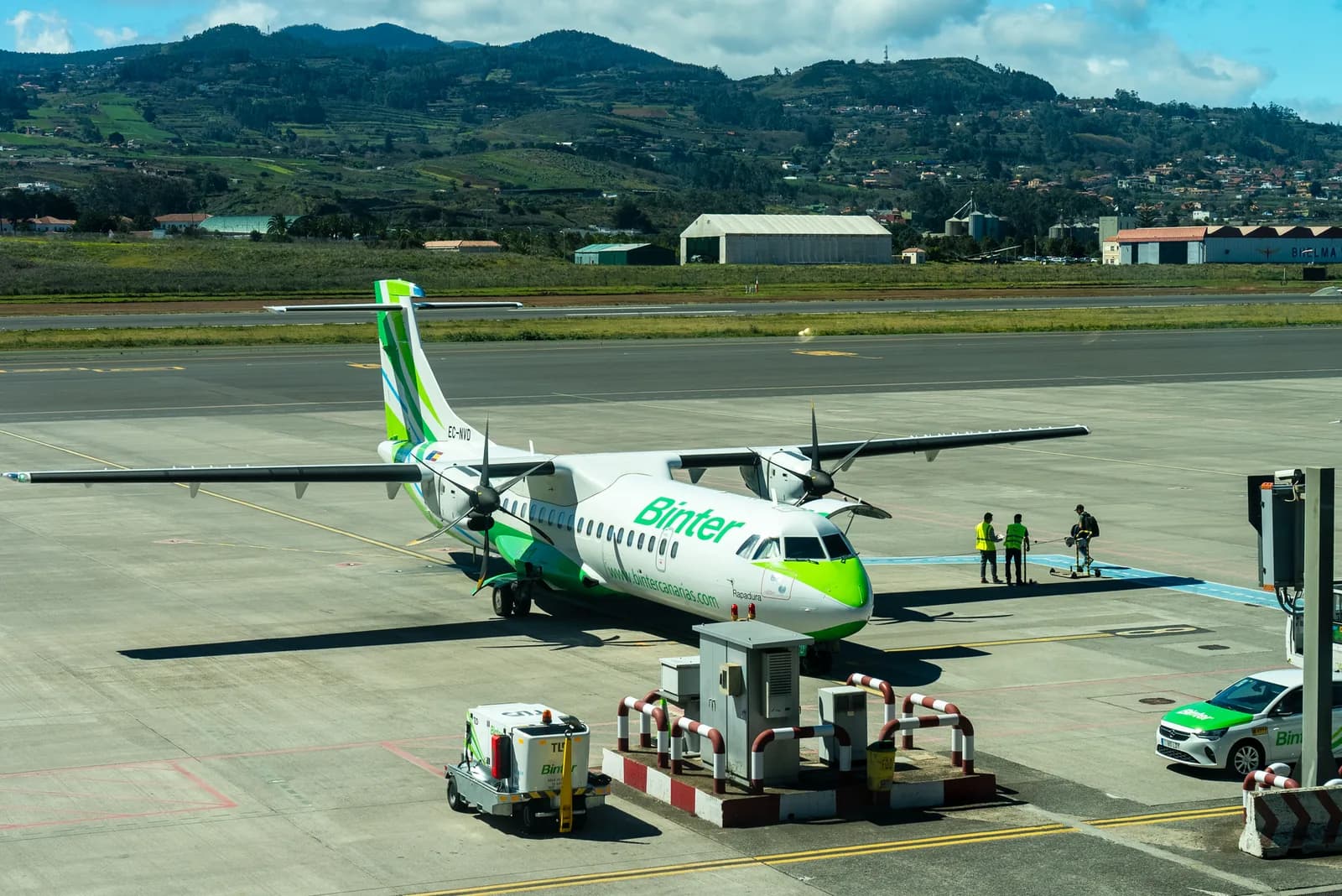 Un ATR 72 de Binter Canarias stationné sur le tarmac de l'aéroport de Tenerife Nord, collines de La Laguna en arrière-plan