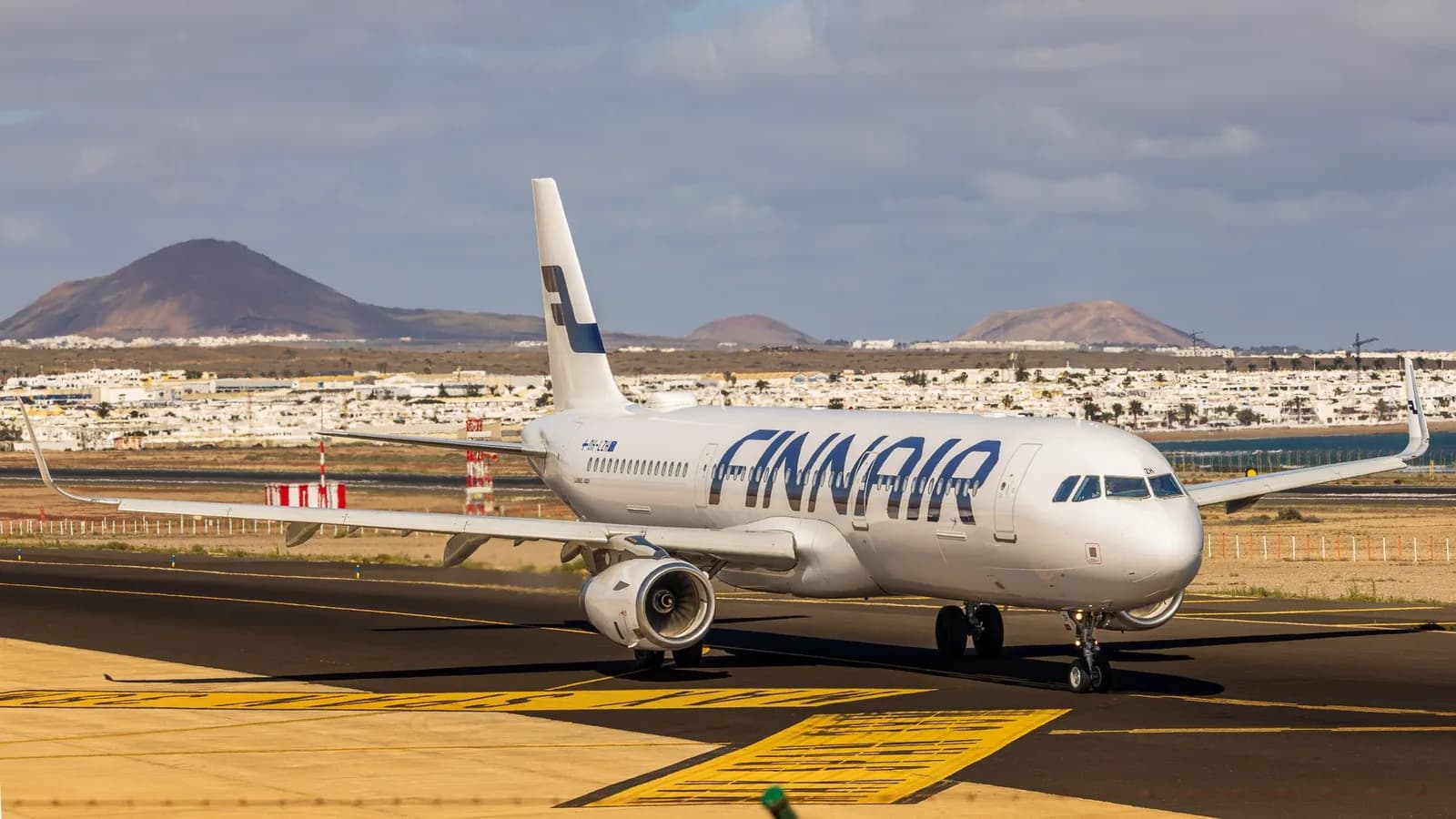 Un avion de ligne roule sur le taxiway de l'aéroport de Lanzarote, au bord de la mer à Playa Honda