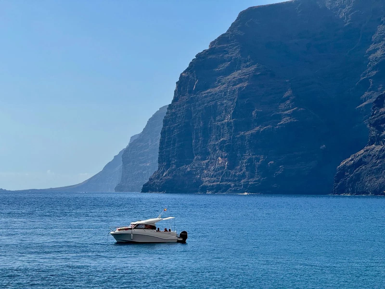 Bateau qui navigue au pied des falaises de Los Gigantes, sur la côte ouest de Tenerife