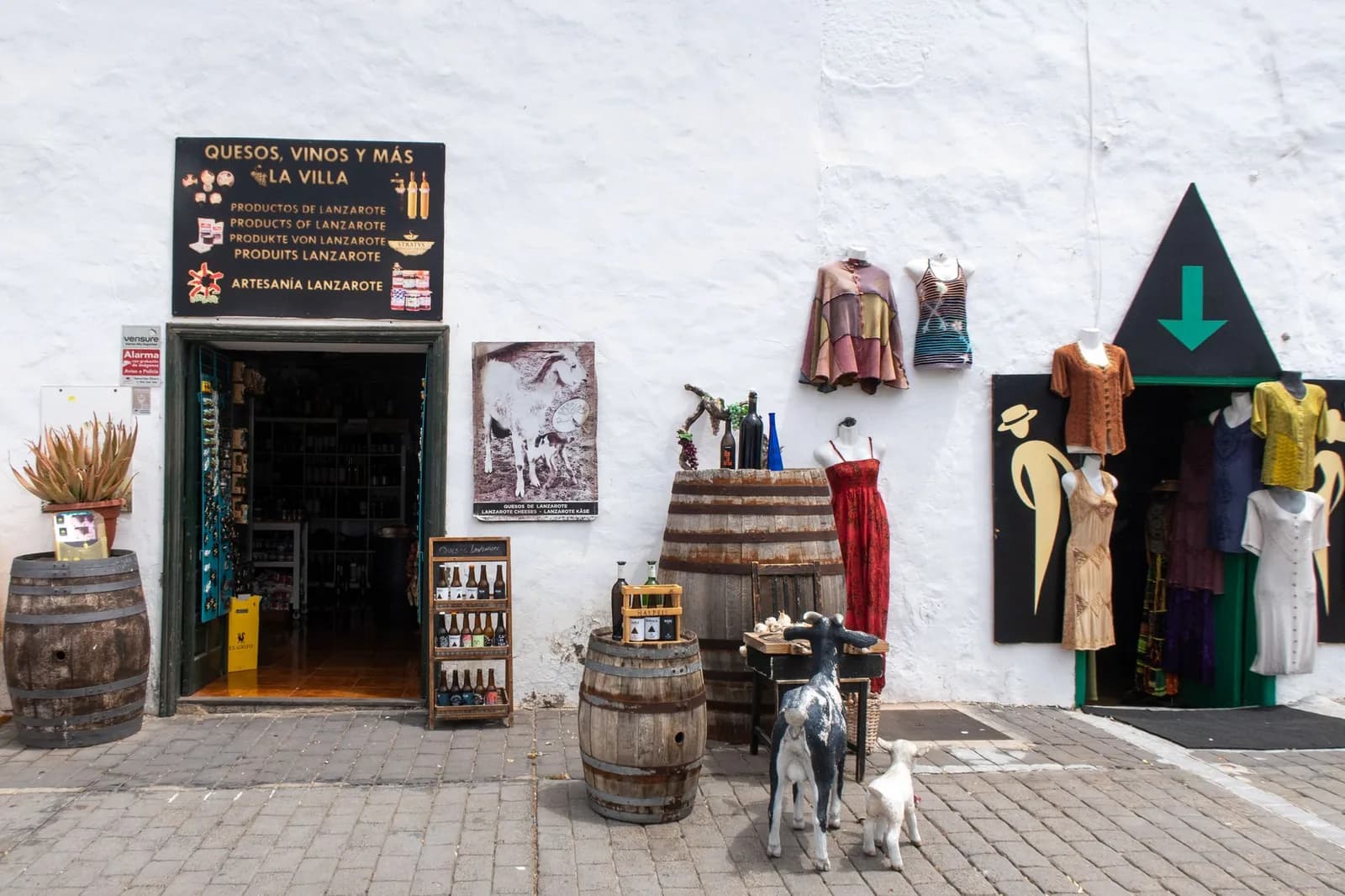 Boutiques de fromages, vins et vêtements sur une place de Teguise, à Lanzarote