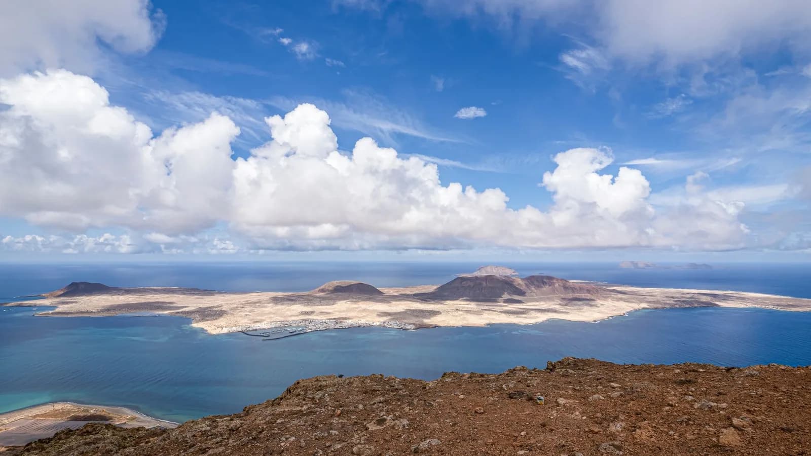 La Graciosa et le village de Caleta de Sebo vus depuis le Mirador del Río, à Lanzarote