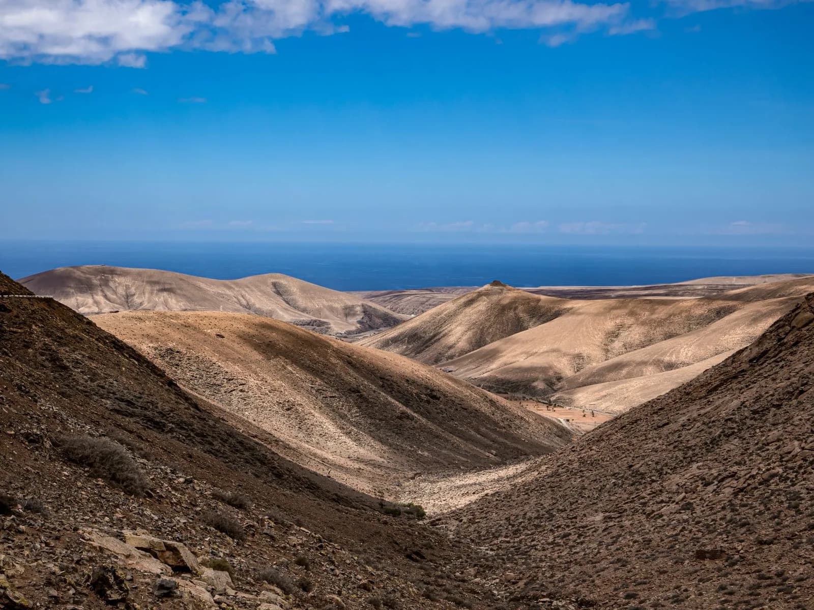Collines désertiques ocre face à l'océan Atlantique à Fuerteventura