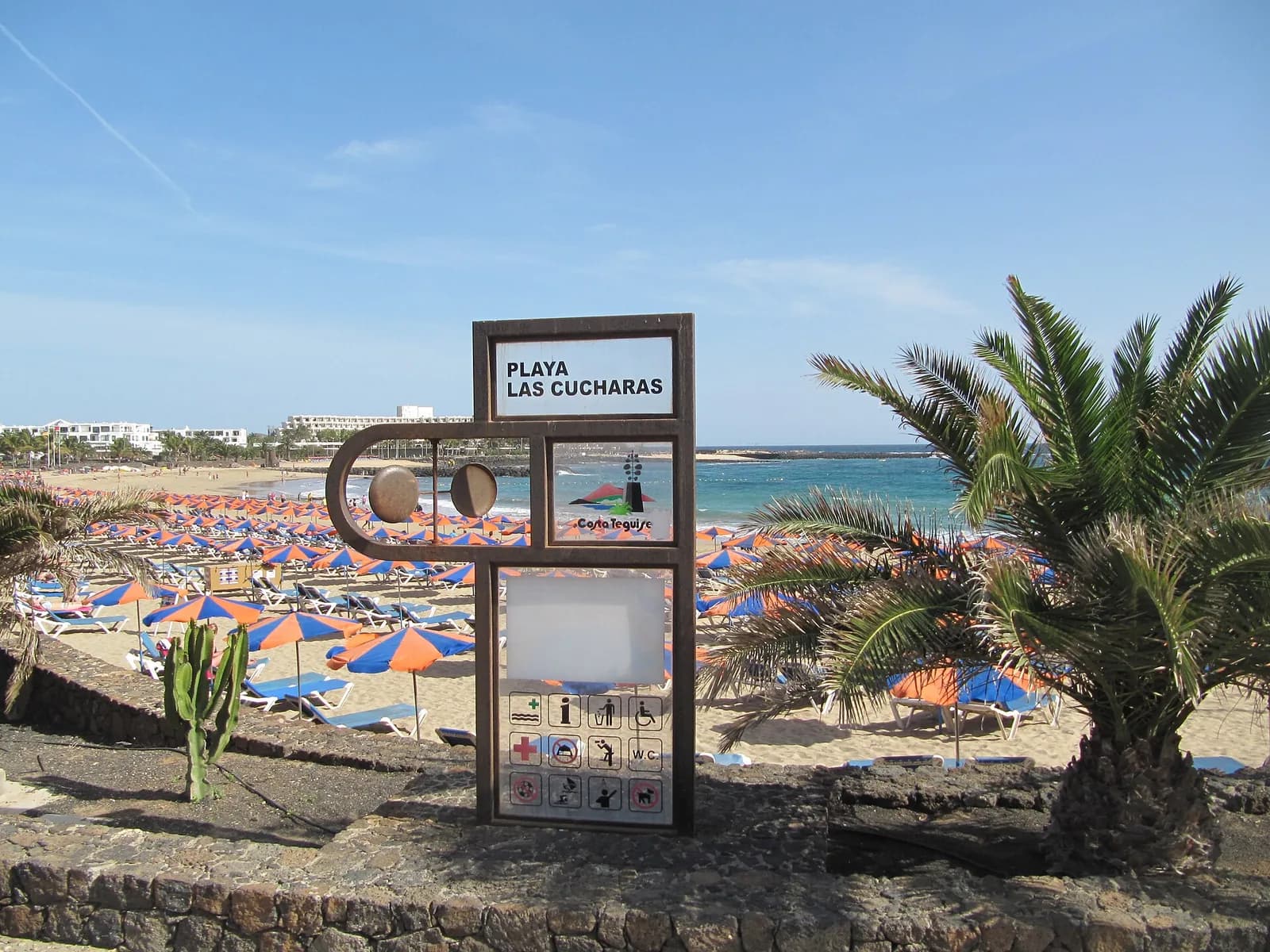 Plage de Costa Teguise sur la côte est de Lanzarote, sable clair et eau calme