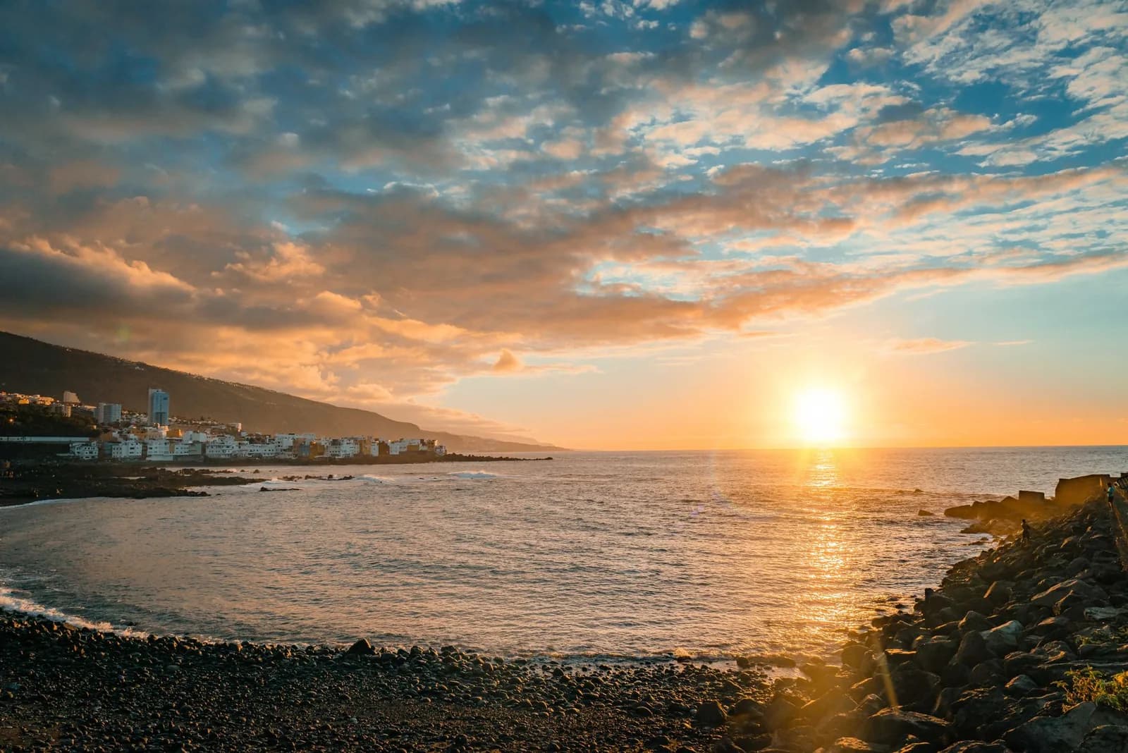 Coucher de soleil sur l'océan Atlantique depuis la côte rocheuse de Puerto de la Cruz, à Tenerife