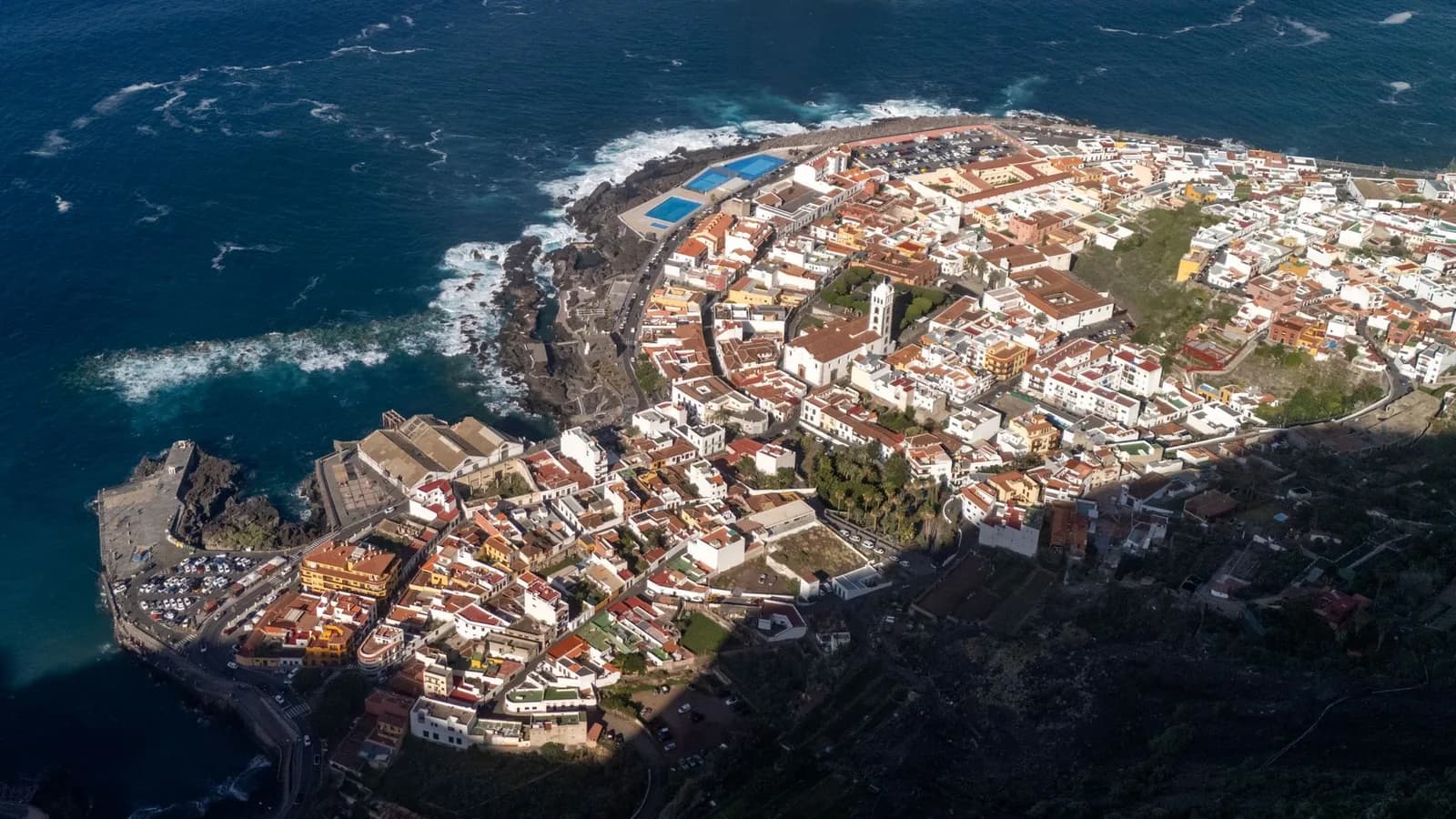 Vue aérienne de Garachico bâti sur la coulée de lave de 1706, avec ses piscines naturelles et son môle, Tenerife