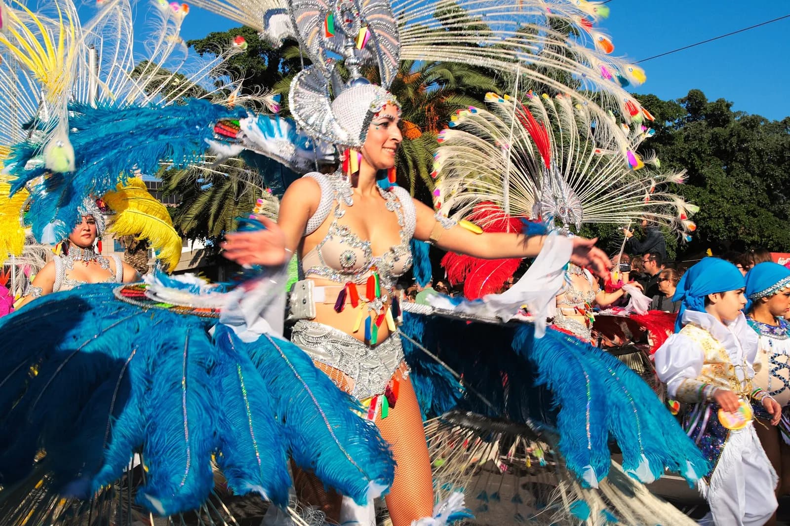 Danseuses en costumes à plumes bleues pendant le défilé du Martes de Carnaval à Santa Cruz de Tenerife