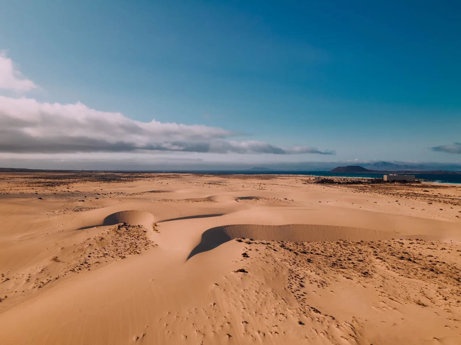 Les dunes du parc naturel de Corralejo avec Isla de Lobos et Lanzarote à l'horizon, Fuerteventura
