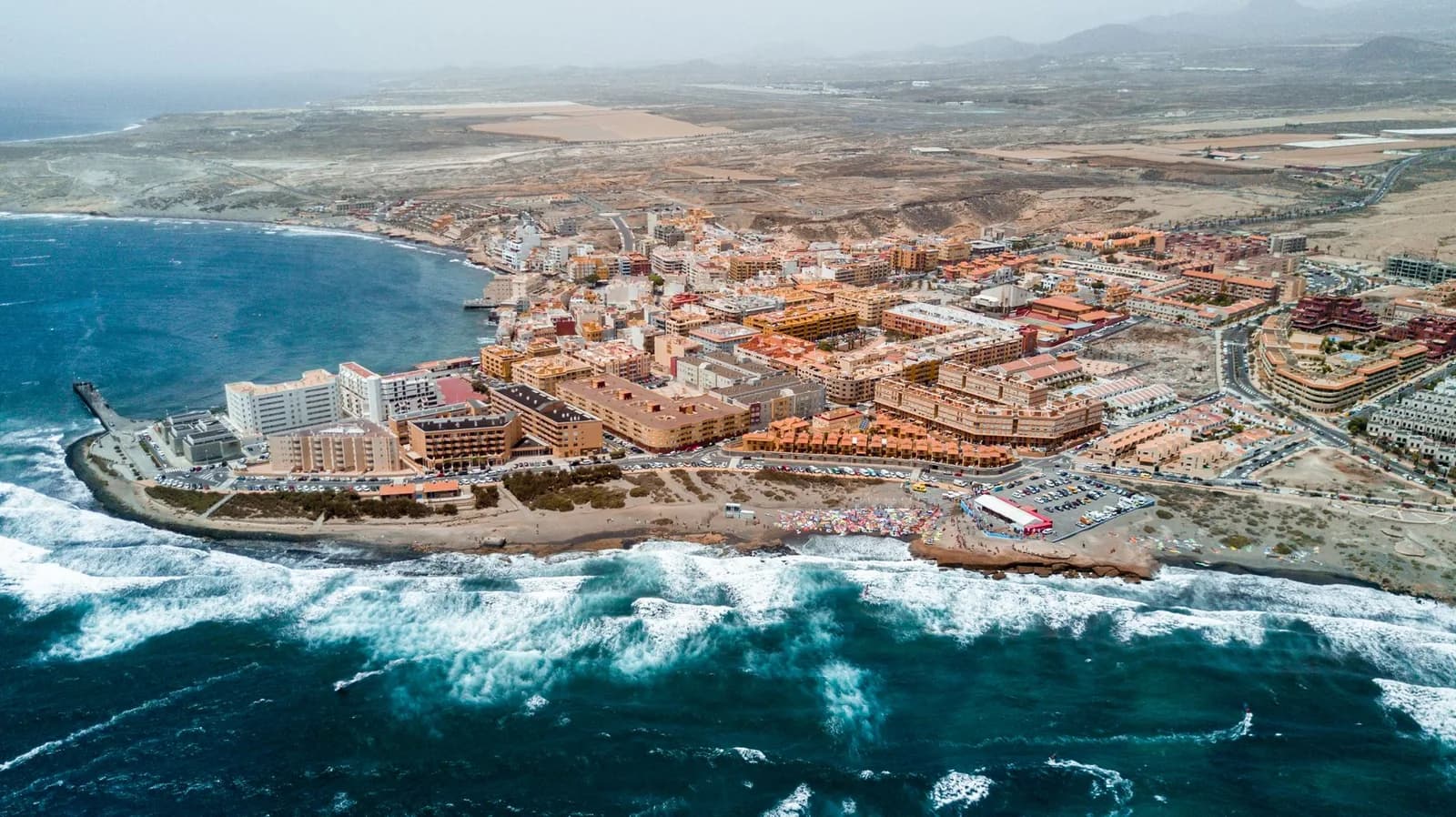 La côte d'El Médano et la plaine aride de Granadilla de Abona, où se trouve l'aéroport de Tenerife Sud