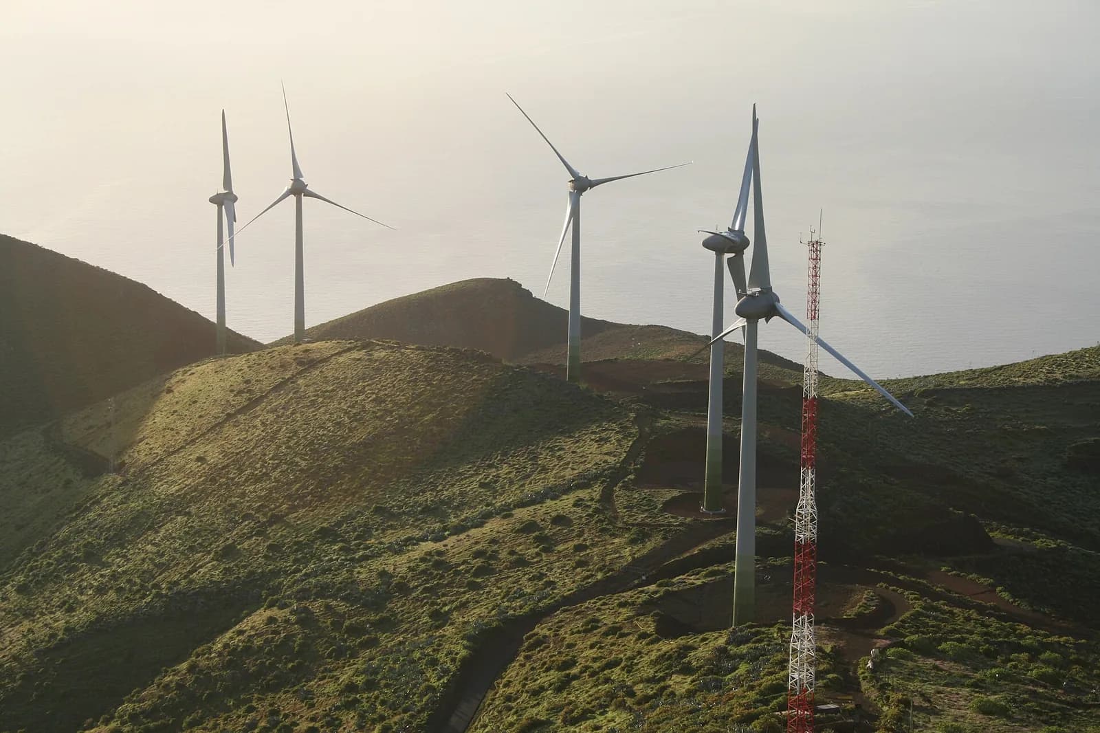 Les éoliennes de la centrale hydro-éolienne de Gorona del Viento au-dessus de l'océan, El Hierro