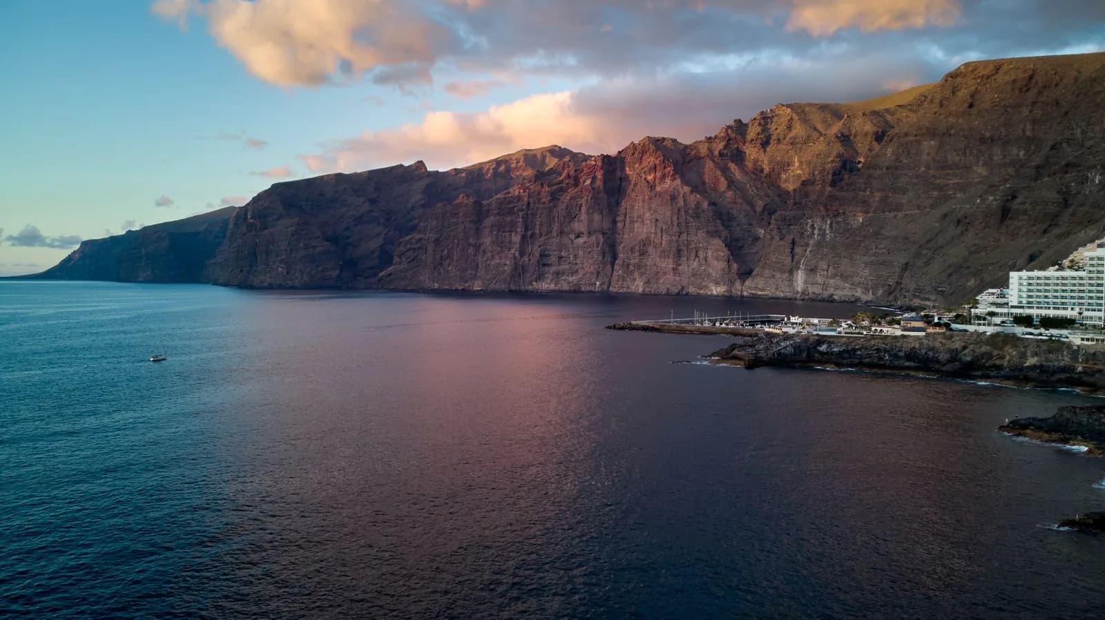 Les falaises de Los Gigantes au coucher du soleil, sur la côte ouest de Tenerife