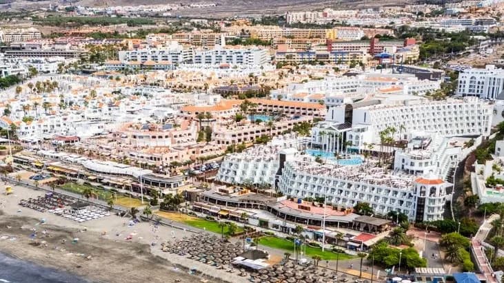 Le front de mer de Playa de las Américas au sud de Tenerife, avec la promenade et les immeubles d'hôtels