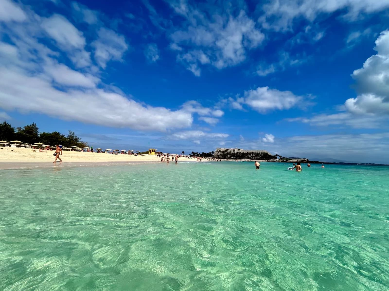 Eau turquoise et sable clair aux Grandes Playas de Corralejo, au nord de Fuerteventura