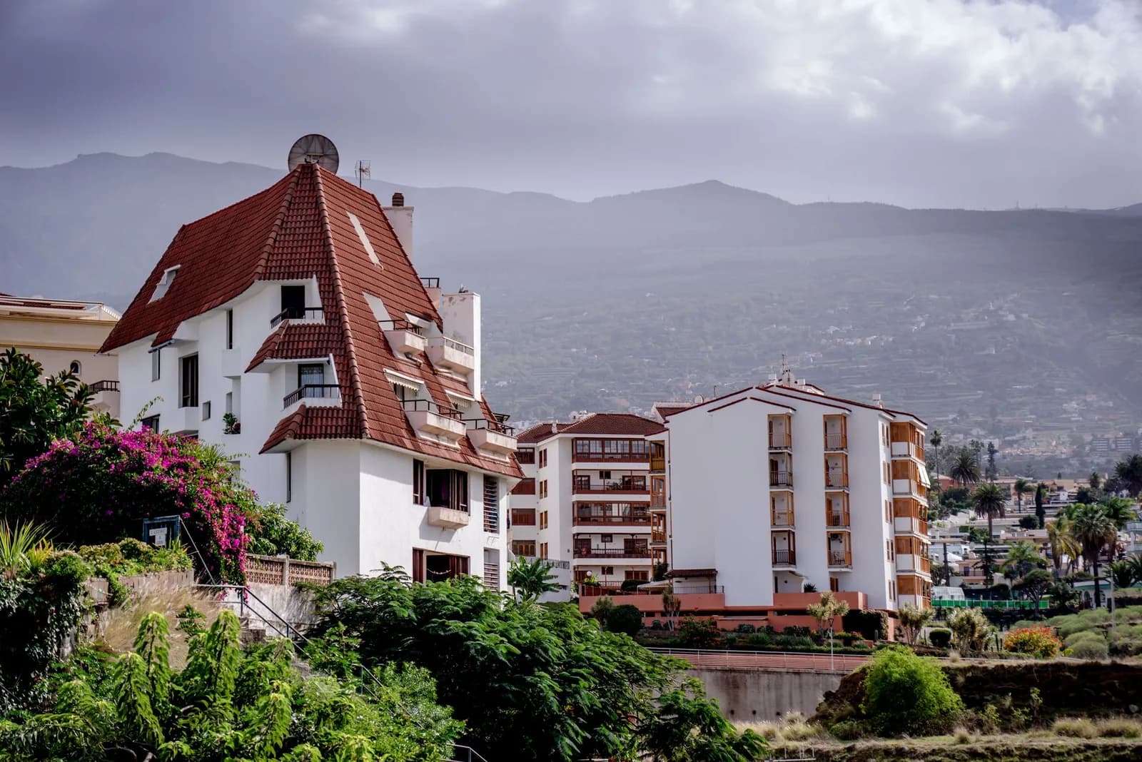 Immeubles résidentiels de Puerto de la Cruz devant les cultures en terrasses de la vallée de La Orotava