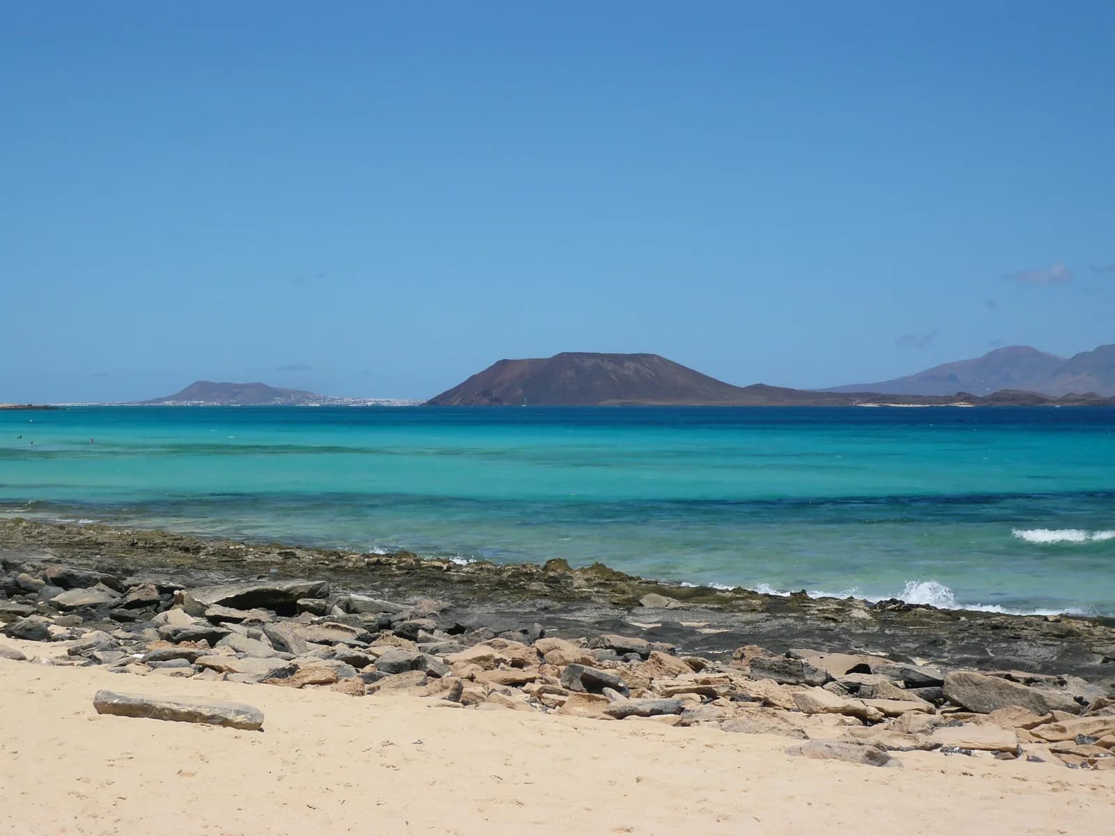 Vue de l'îlot de Lobos depuis la plage de Corralejo, eau turquoise, Fuerteventura