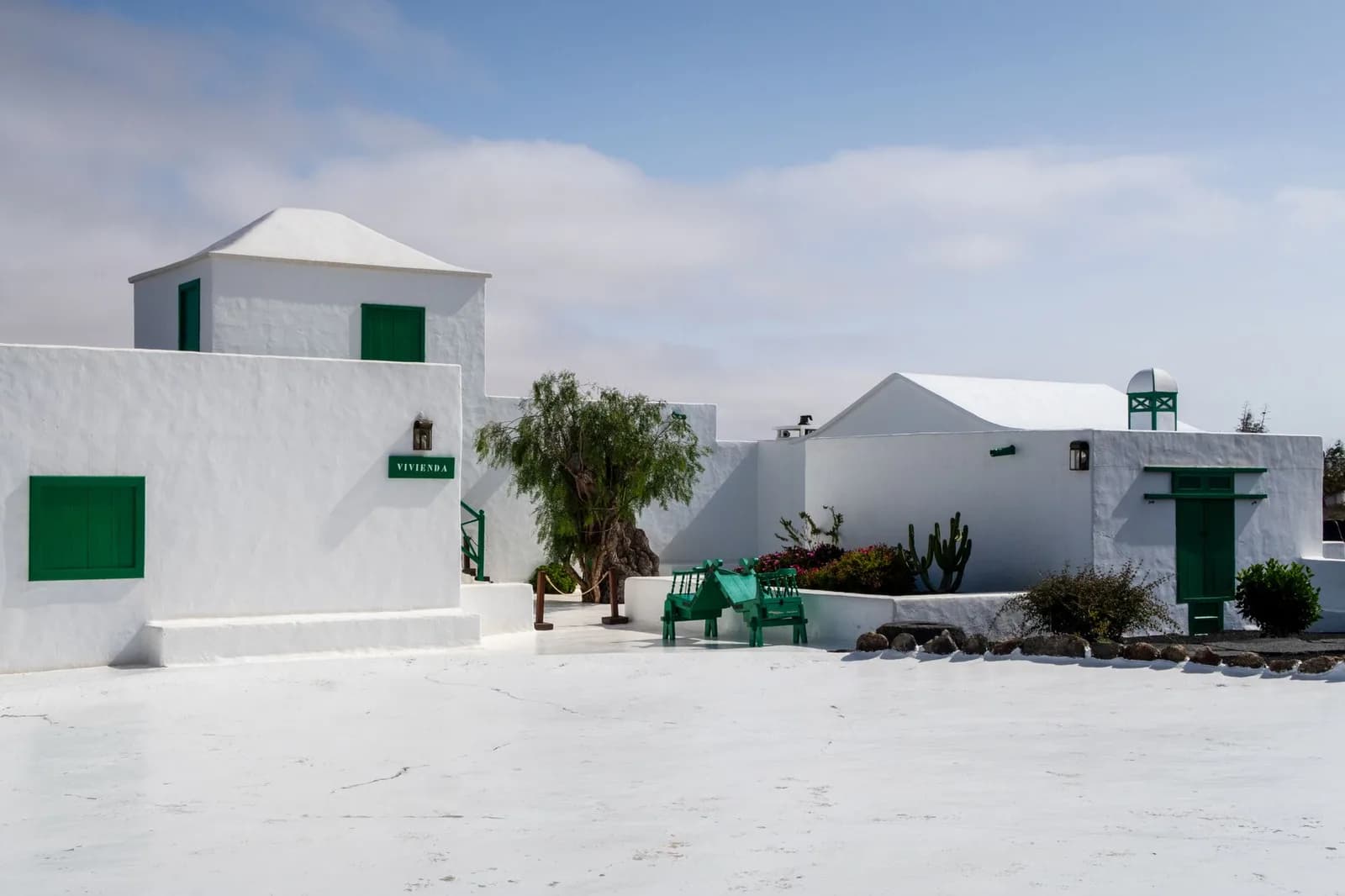 Maisons basses blanchies à la chaux aux menuiseries vertes à Lanzarote