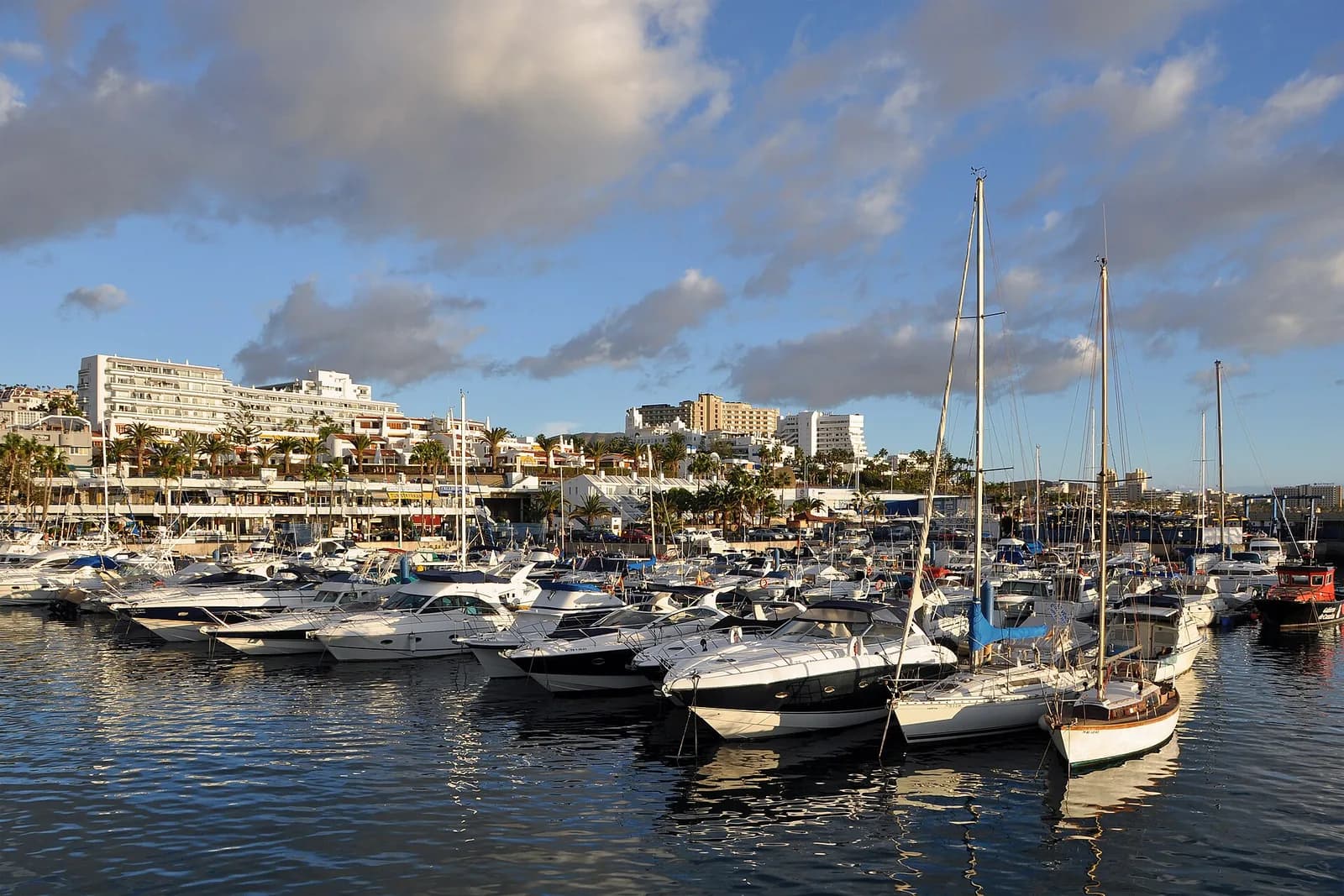 Yachts et voiliers amarrés dans la marina de Puerto Colón, à Costa Adeje, Tenerife