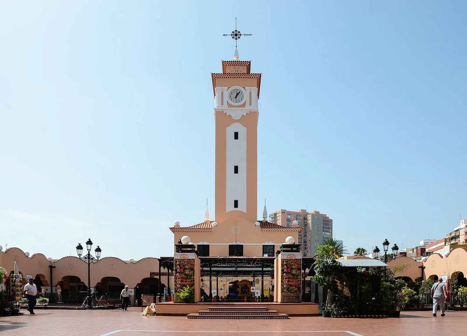 L'entrée du marché Nuestra Señora de África à Santa Cruz de Tenerife, avec sa tour à horloge