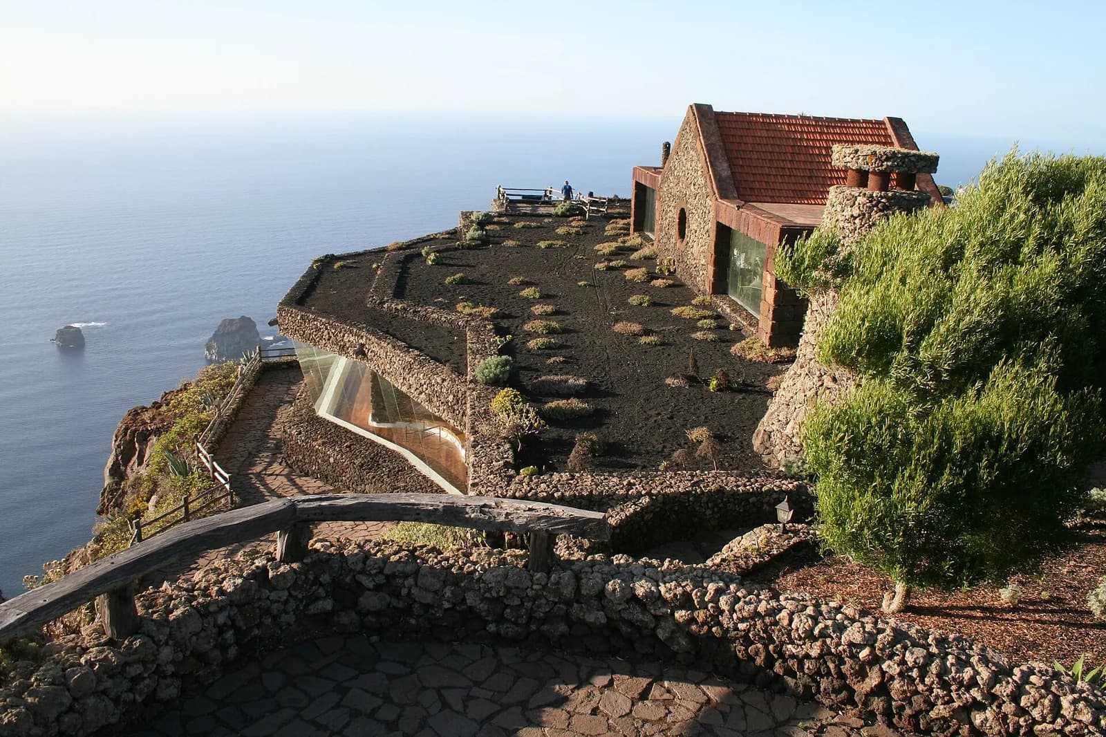 Le mirador de la Peña, bâtiment de César Manrique en surplomb de la vallée d'El Golfo, El Hierro