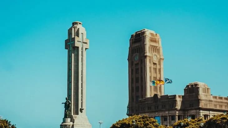 Le monument aux morts et la tour à horloge du Palacio del Cabildo sur la Plaza de España de Santa Cruz de Tenerife