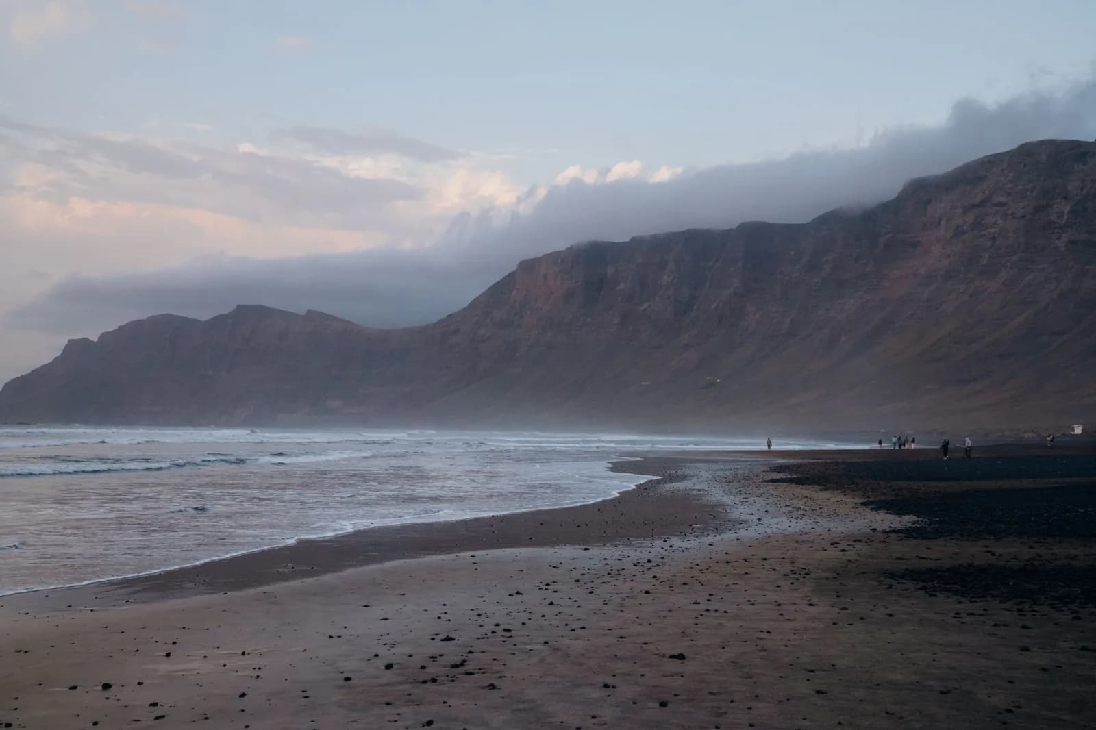 Nuages de l'alizé accrochés aux falaises de Famara, au nord de Lanzarote