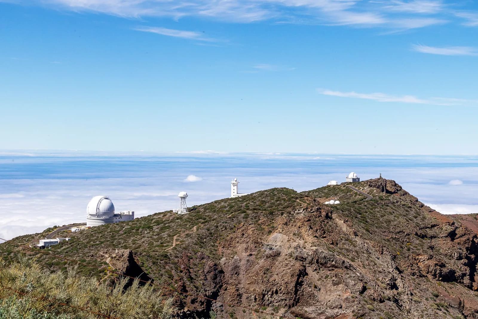 Les coupoles de l'observatoire du Roque de los Muchachos au-dessus de la mer de nuages, La Palma