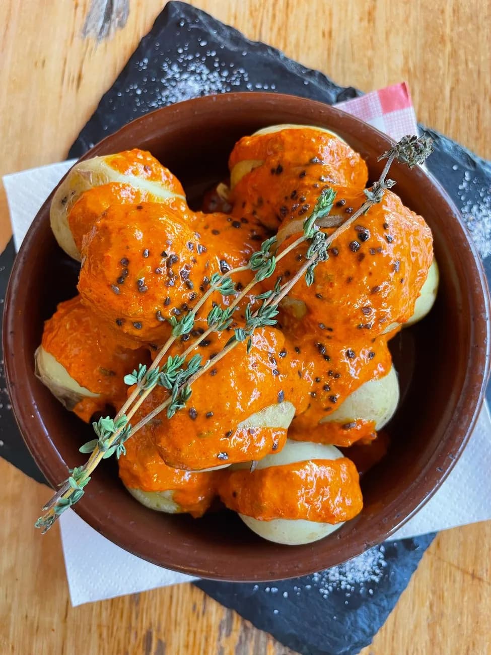 Papas arrugadas et mojo rouge, plat traditionnel des îles Canaries