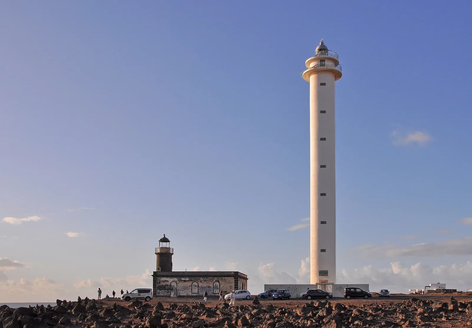 Le Faro de Pechiguera, haut phare blanc moderne à la pointe ouest de Playa Blanca, Lanzarote