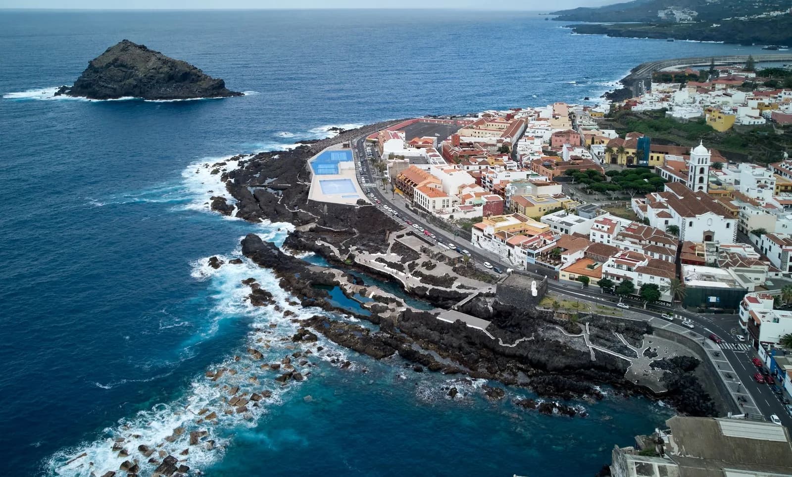Les piscines naturelles d'El Caletón creusées dans la lave noire de Garachico, face au Roque, à Tenerife