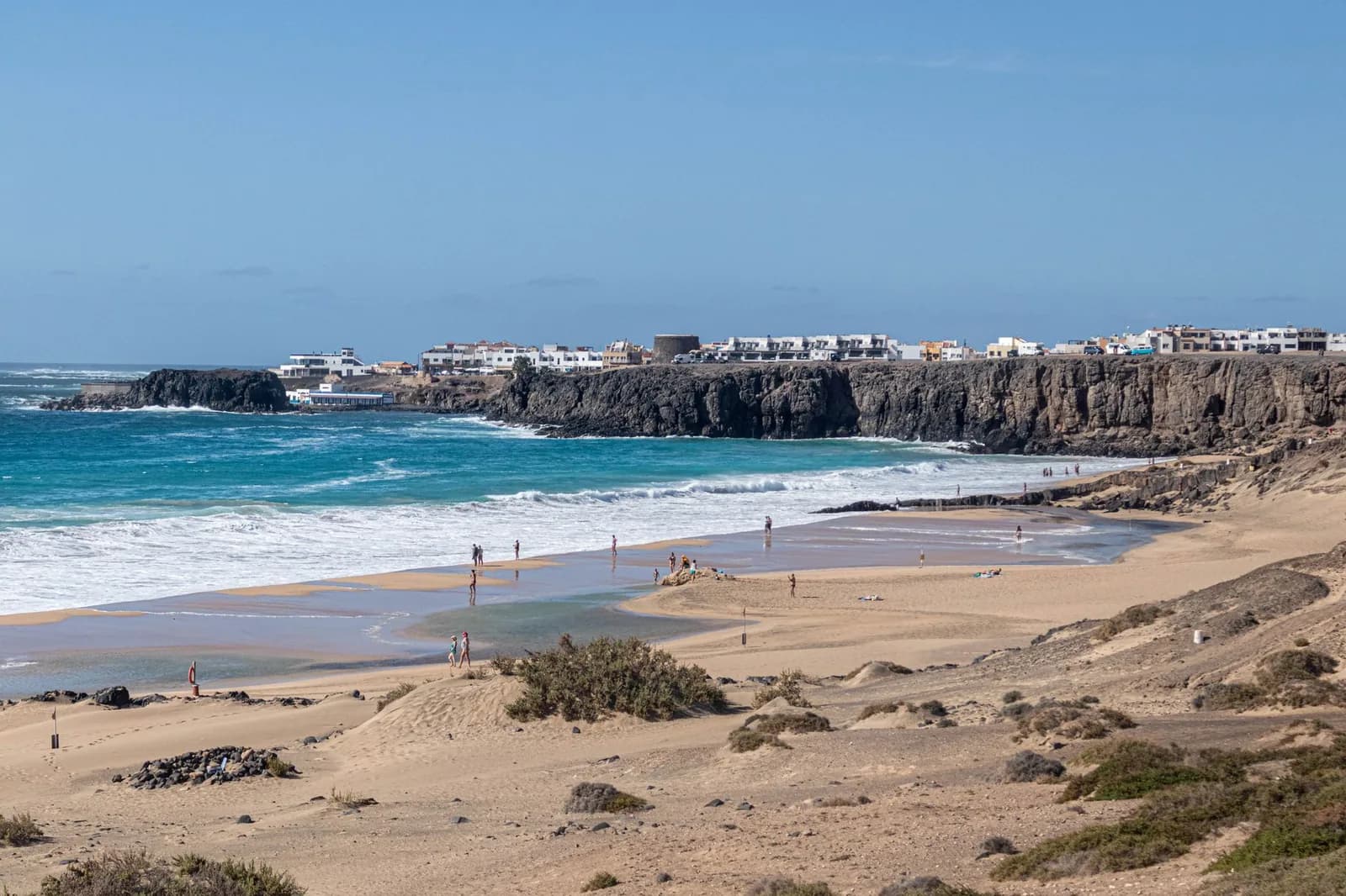 La plage d'El Cotillo et la tour ronde du Castillo del Tostón sur la falaise, Fuerteventura