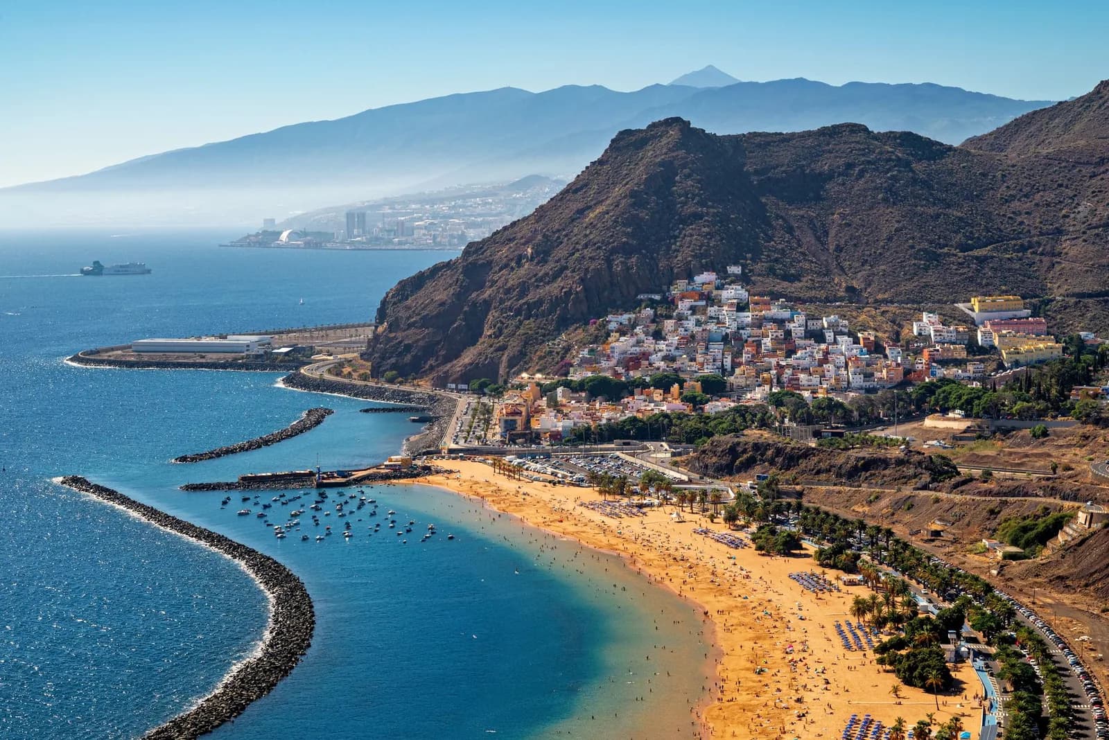 La plage de Las Teresitas à San Andrés, au nord-est de Tenerife, avec son sable doré et son brise-lames