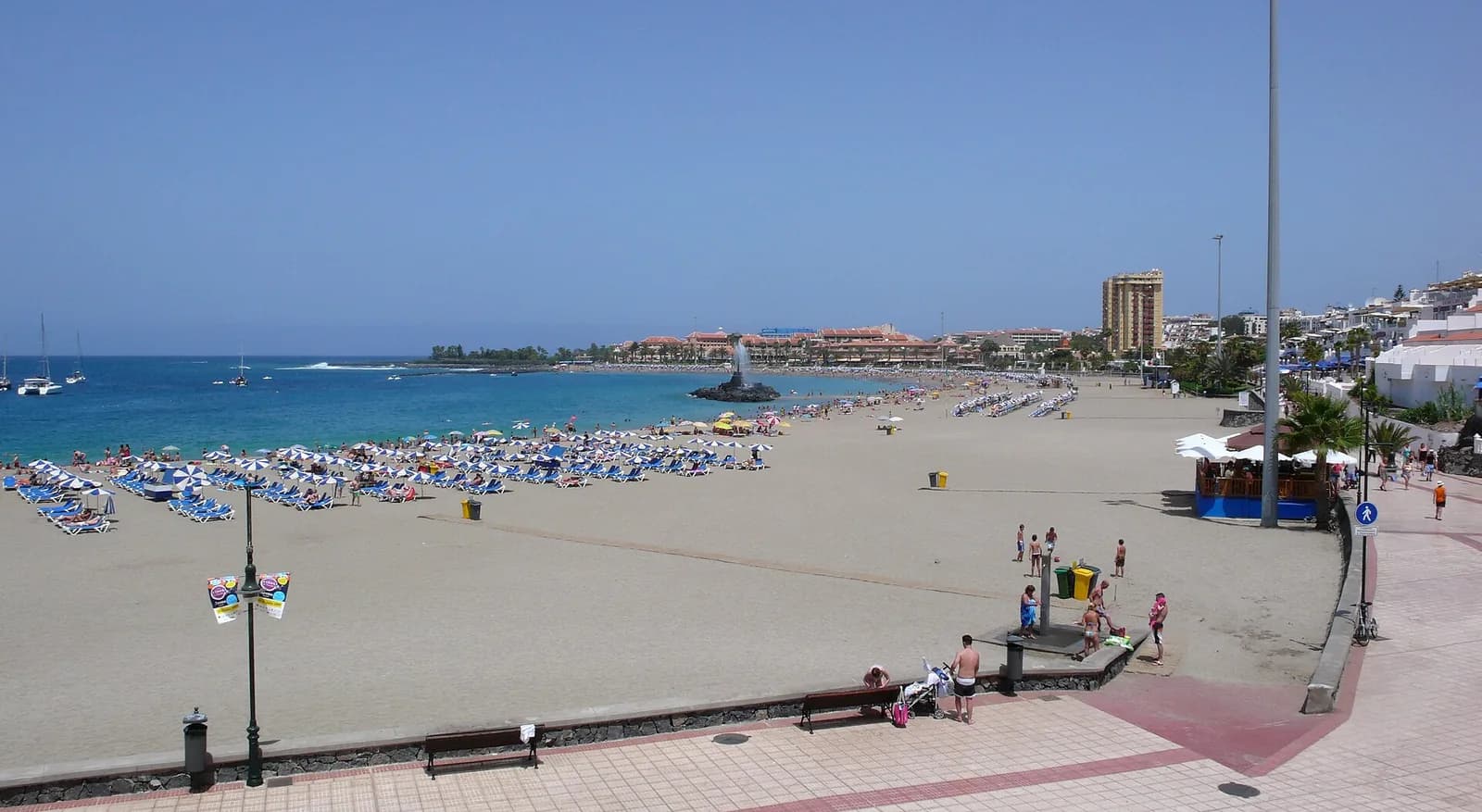 Playa de Las Vistas entre Los Cristianos et Playa de las Américas, à Arona : large plage de sable clair et promenade