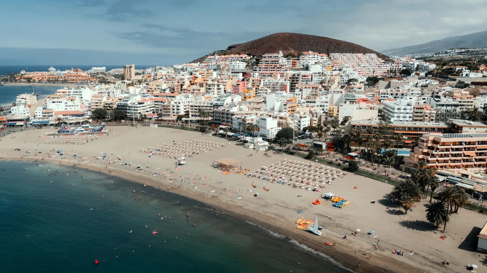 Vue aérienne de la plage et du port de Los Cristianos au sud de Tenerife