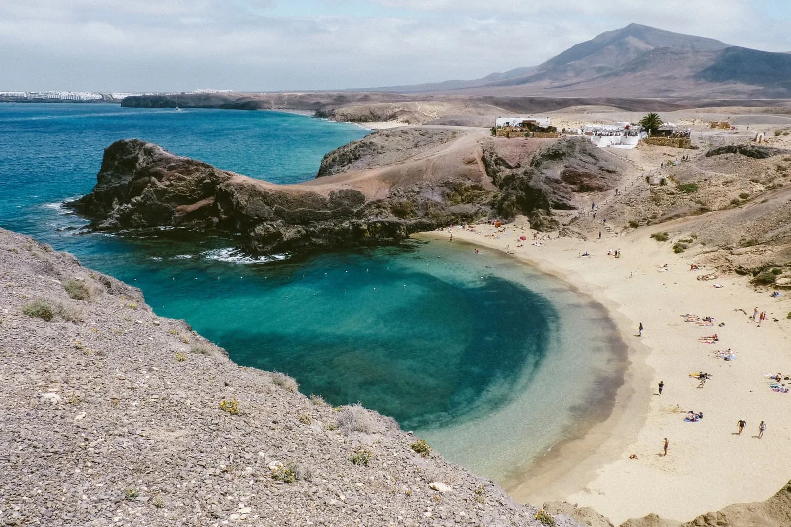 La crique de Papagayo au sud de Lanzarote, sable doré et eau turquoise au pied des falaises