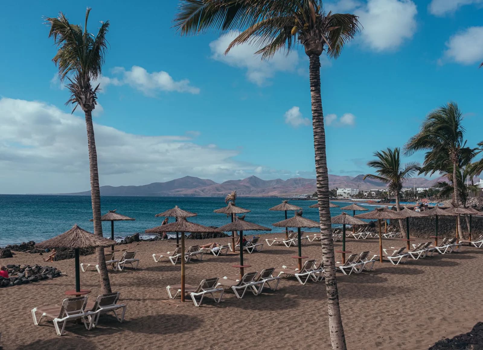La plage de Puerto del Carmen à Lanzarote, avec le massif de Los Ajaches à l'horizon