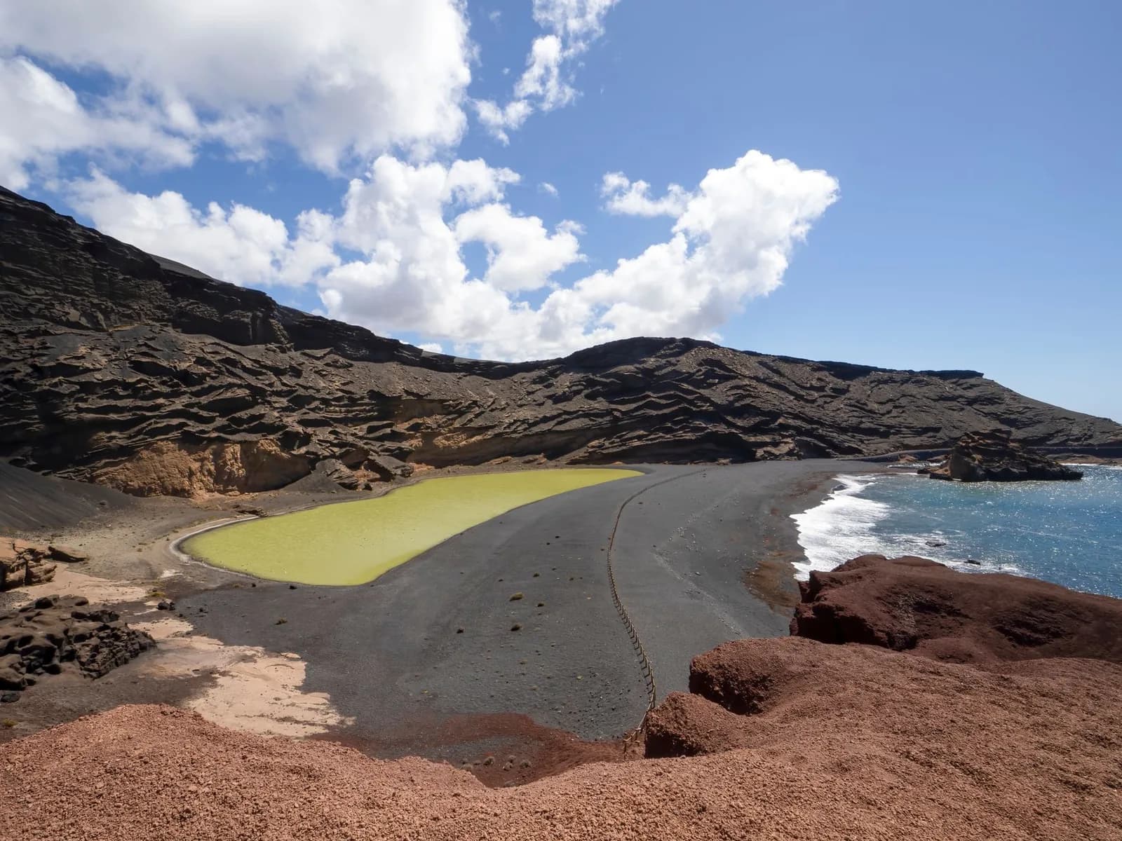 Plage de sable noir d'El Golfo et le Charco de los Clicos, lagune verte au pied d'un cratère, ouest de Lanzarote