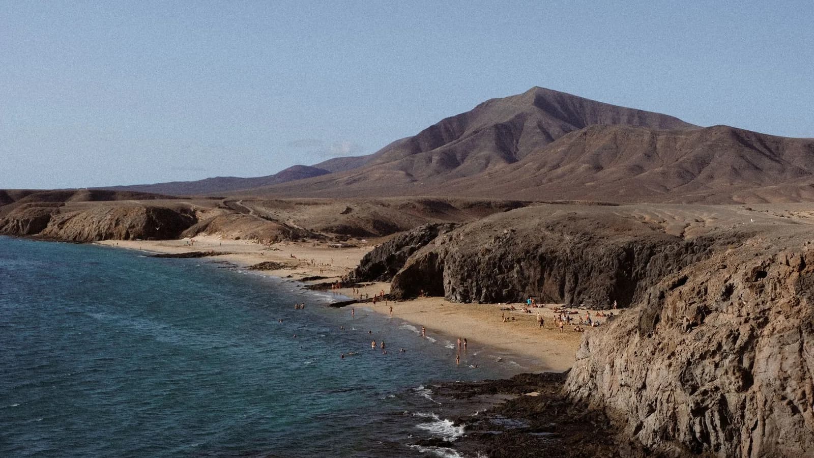 Côte de sable clair de Papagayo au pied des montagnes de Los Ajaches, sud de Lanzarote