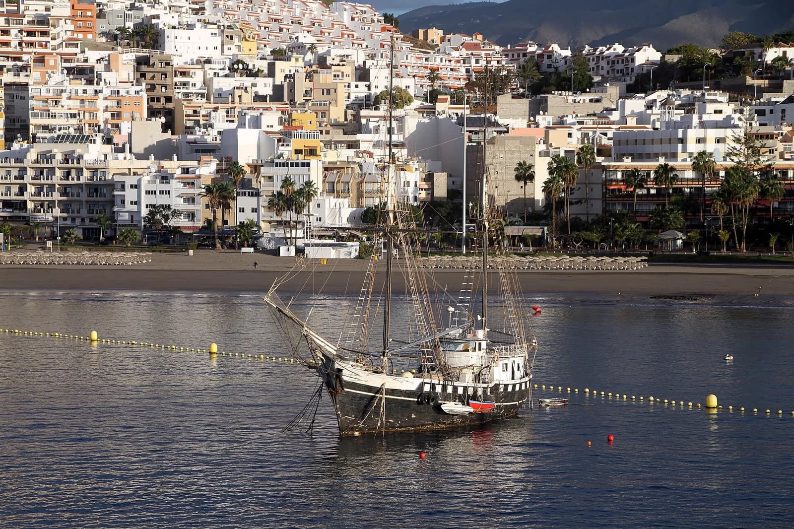 Voilier ancien de type bateau pirate au mouillage dans la baie de Los Cristianos, au sud de Tenerife