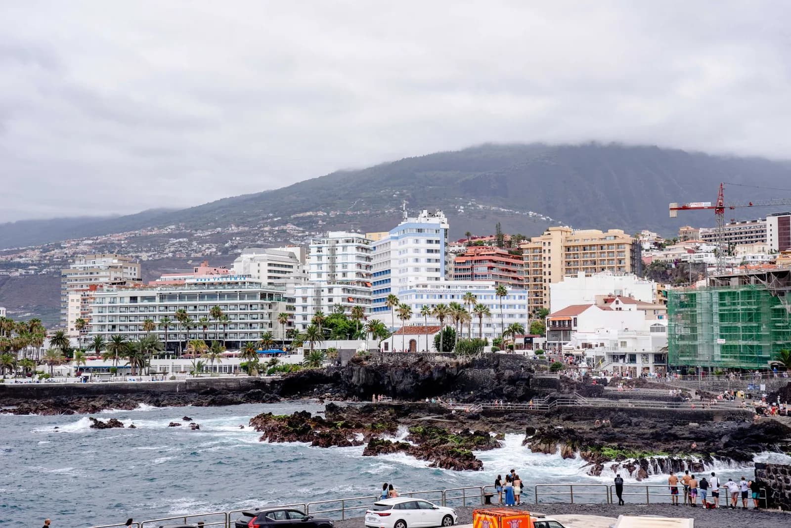 Front de mer de Puerto de la Cruz sous un ciel couvert, les nuages de l'alizé posés sur les pentes de la vallée de La Orotava, nord de Tenerife