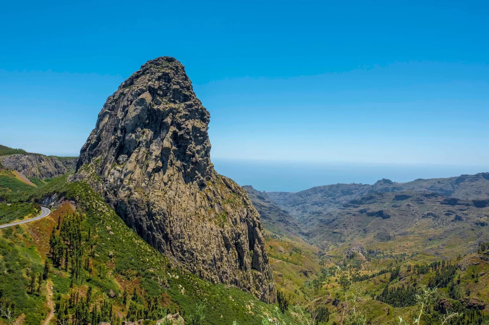 Le Roque de Agando dominant les ravins verdoyants du parc national de Garajonay, La Gomera