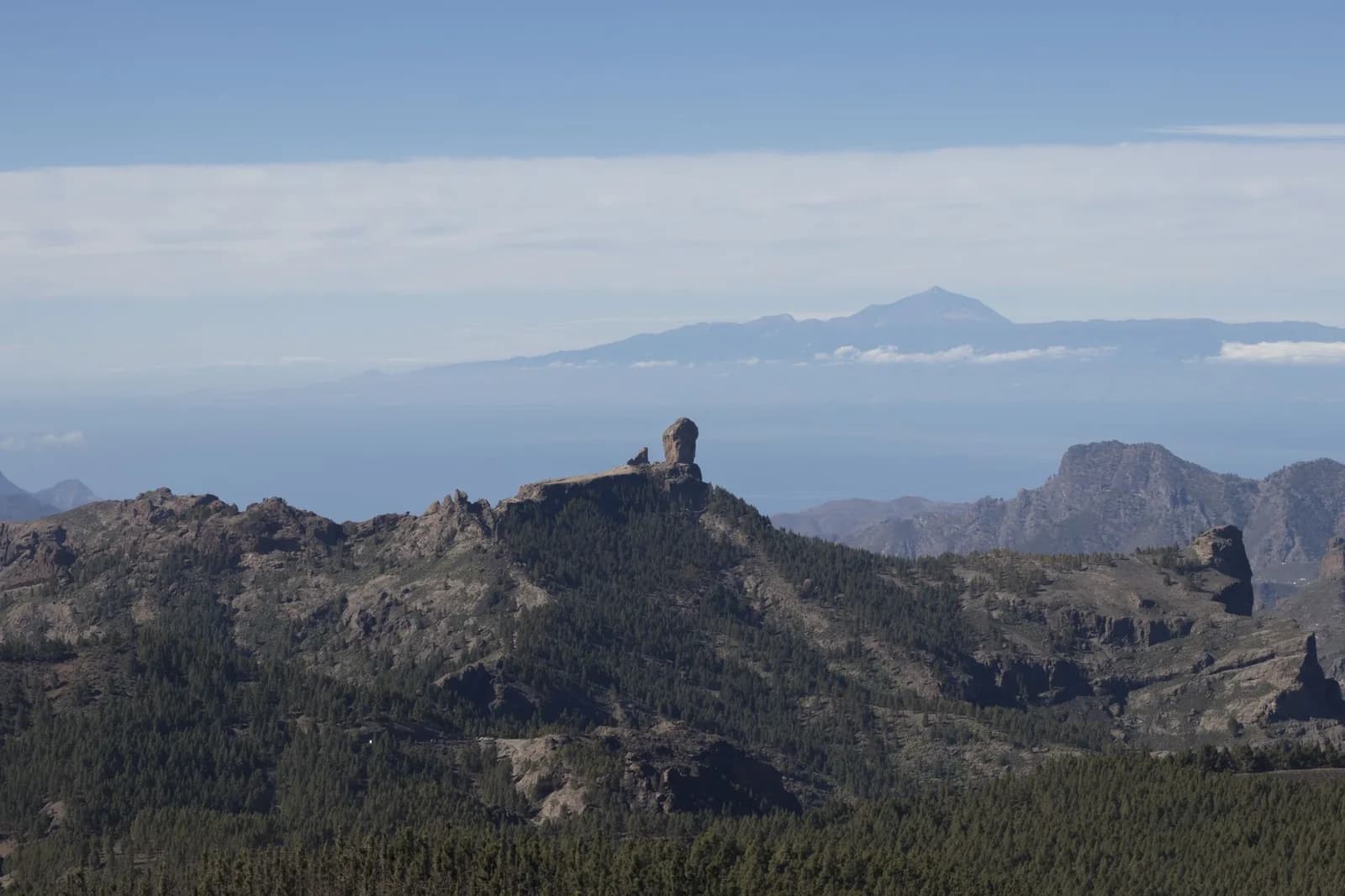 Le Roque Nublo au centre de Gran Canaria, avec le Teide de Tenerife à l'horizon