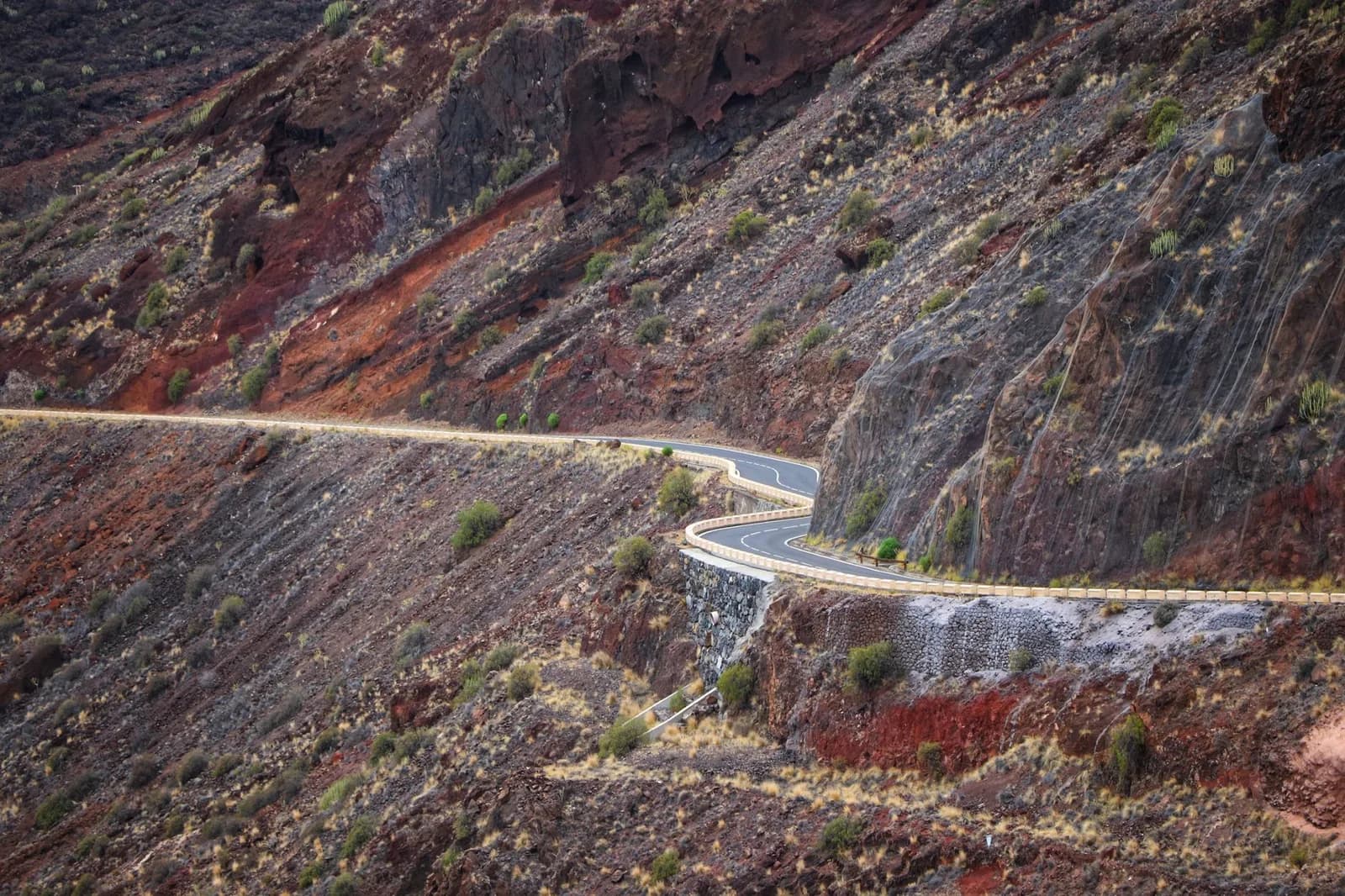 Route en lacets taillée dans une falaise volcanique à Tenerife
