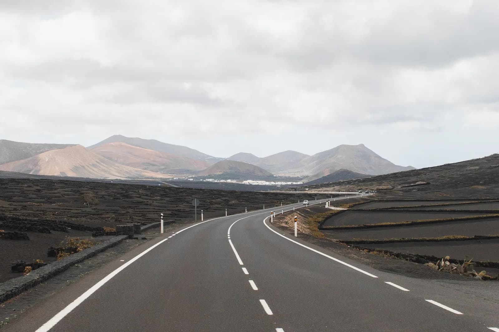 La route LZ-30 traversant le vignoble de La Geria à Lanzarote, entre les murets de pierre volcanique