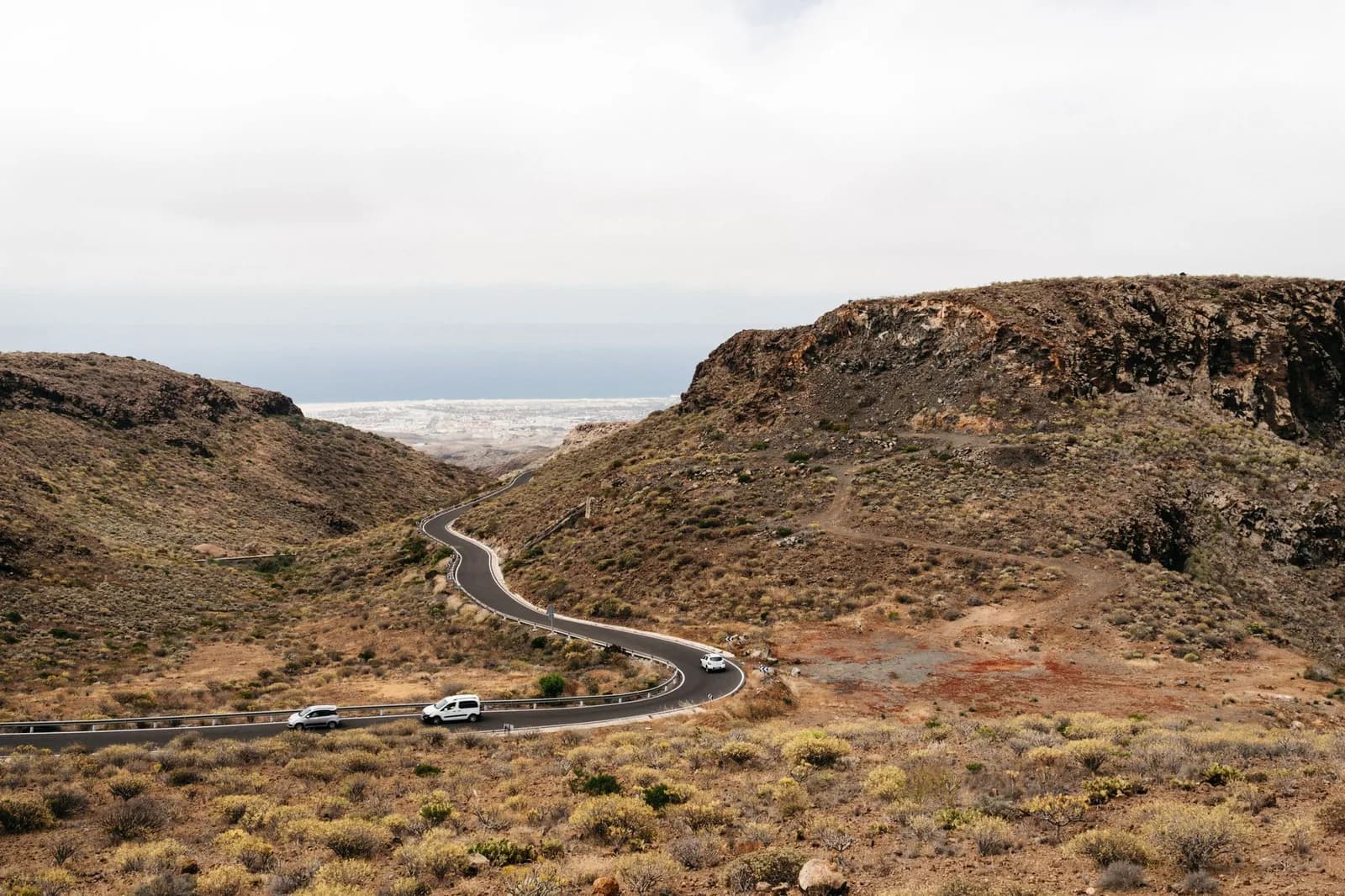 Route de montagne sinueuse descendant vers la côte aux îles Canaries