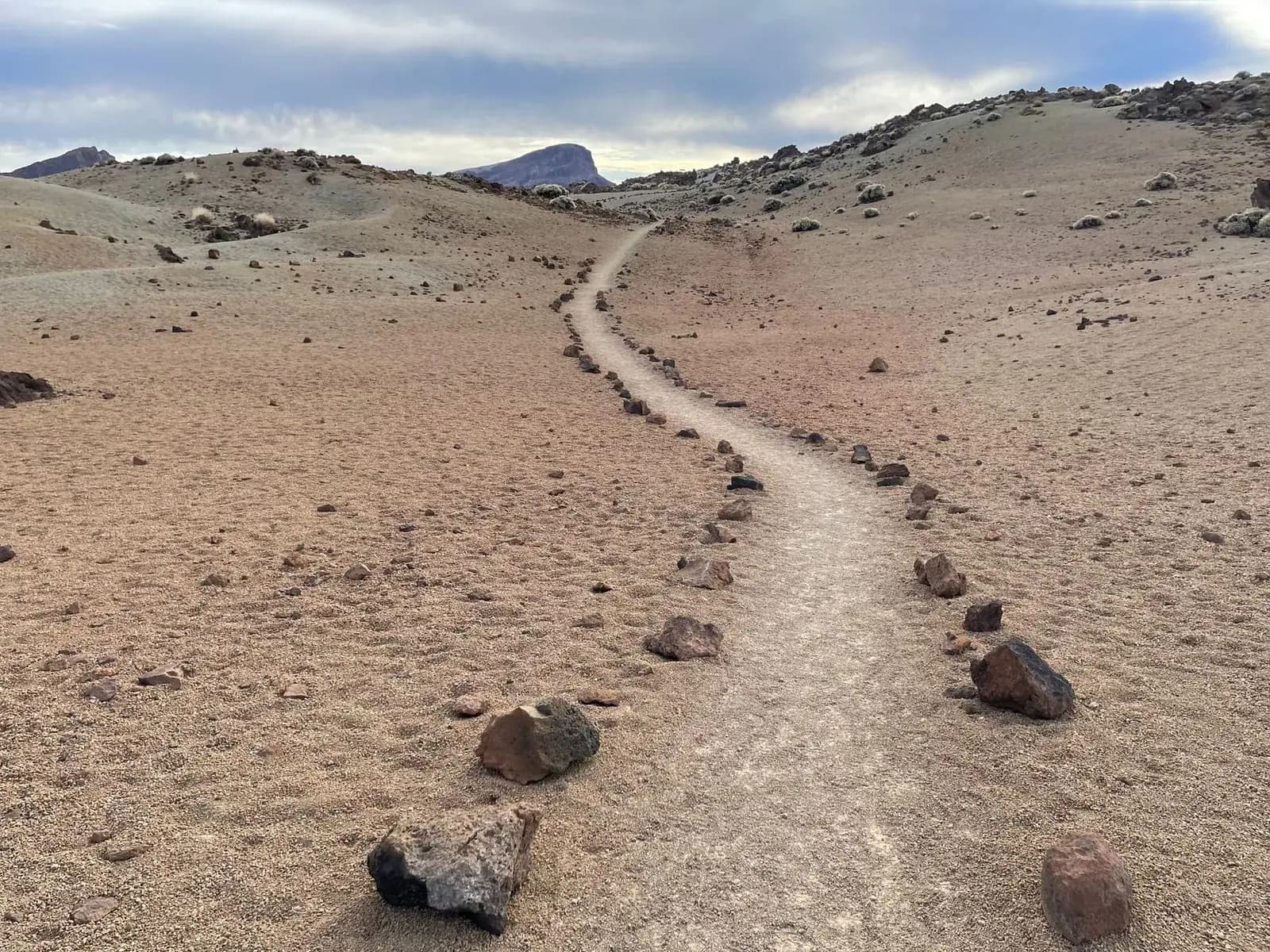 Sentier bordé de blocs de lave sur les pentes de pierre ponce claire de Montaña Blanca, parc national du Teide