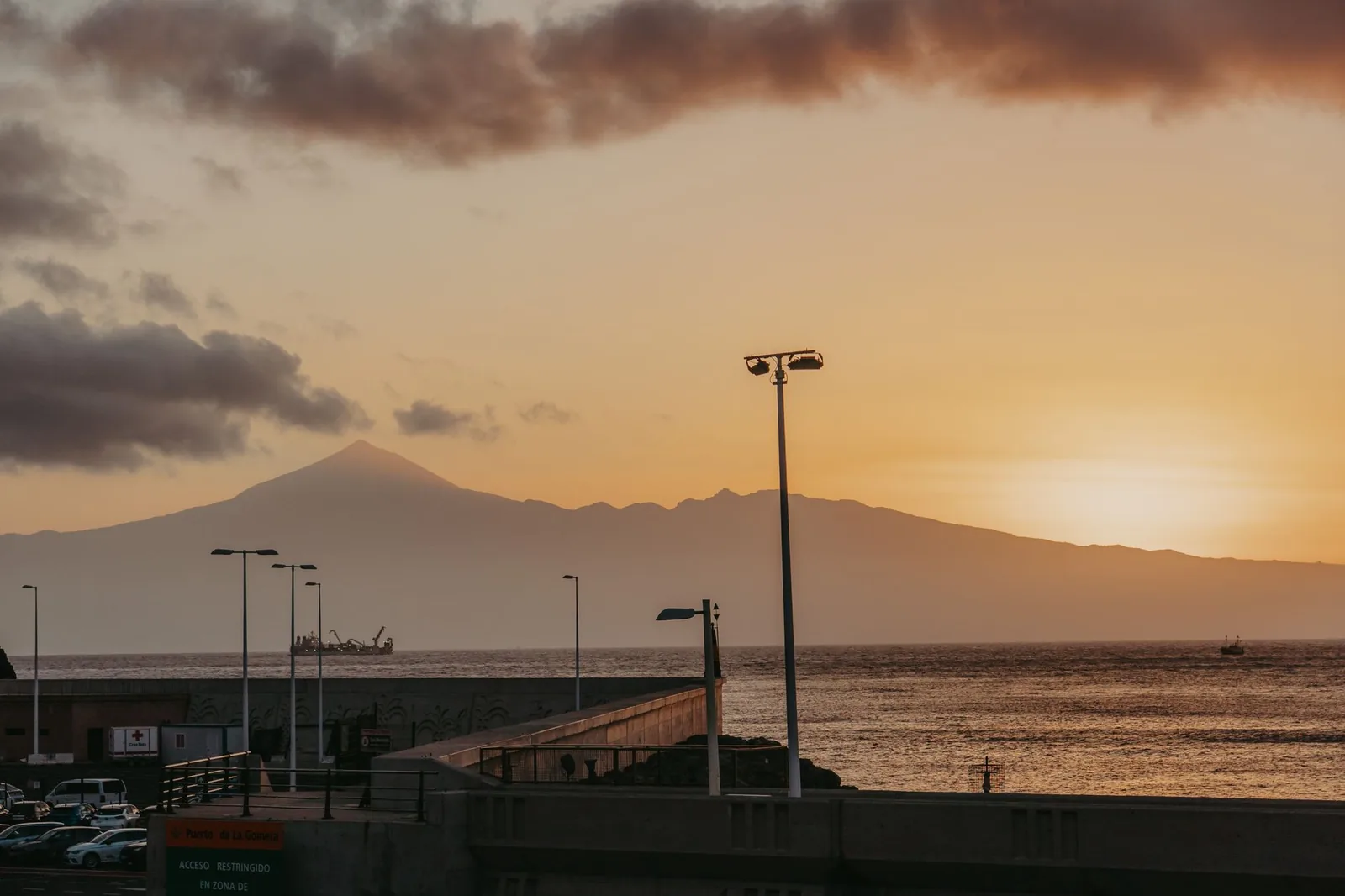 Le Teide et la silhouette de Tenerife au coucher du soleil, vus depuis le port de San Sebastián de La Gomera