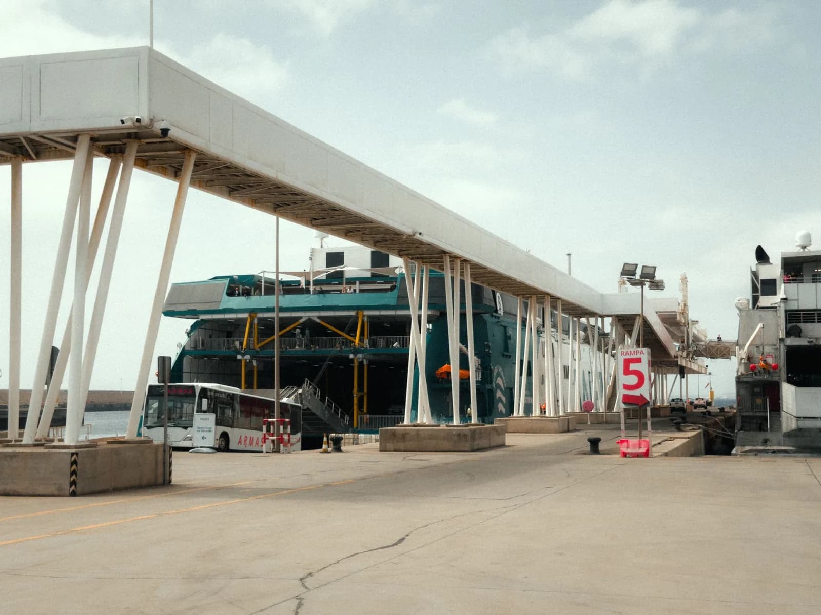 Terminal de ferry aux îles Canaries, où s'applique la réduction résident