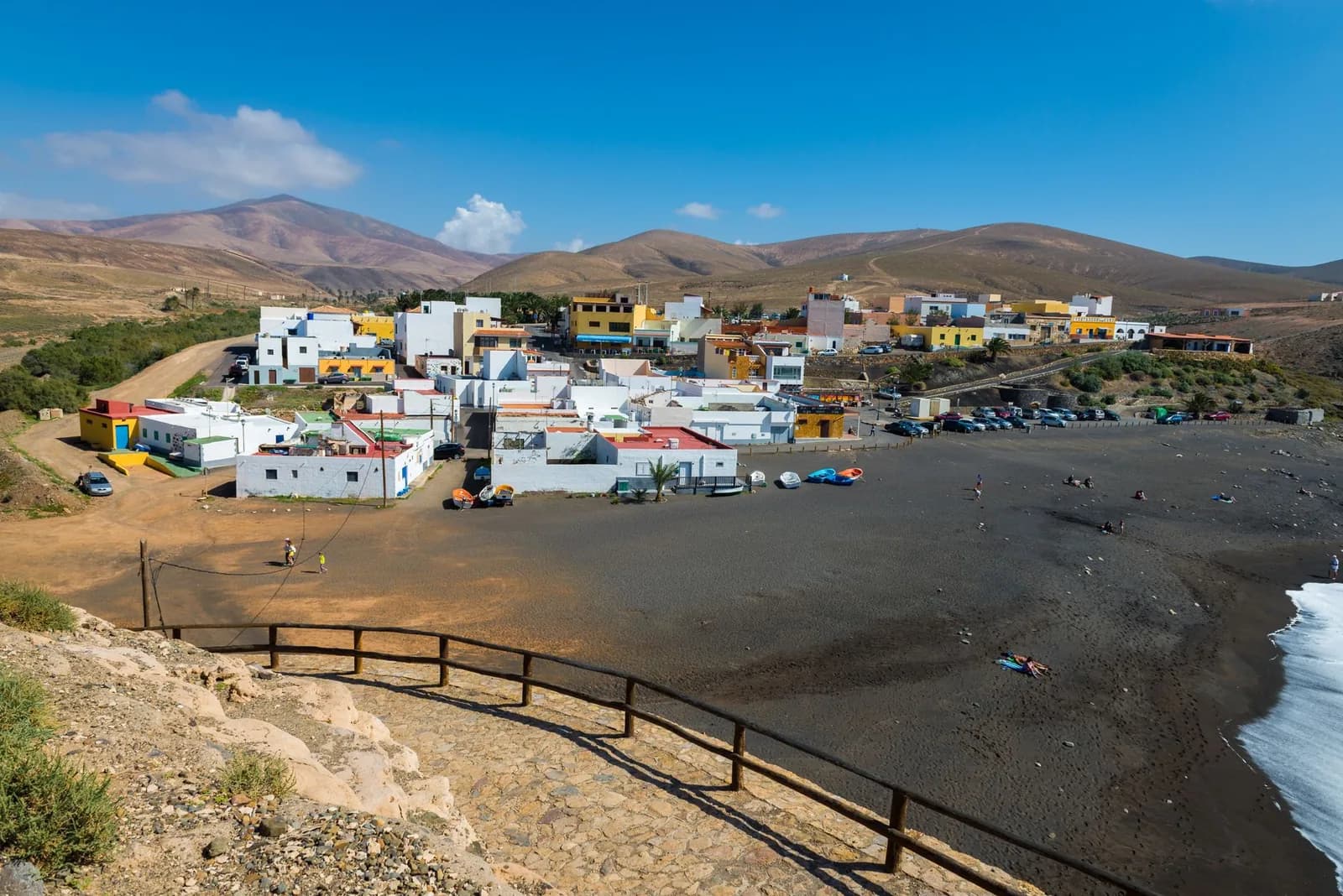 Le village d'Ajuy et sa plage de sable noir au pied des montagnes arides, Fuerteventura