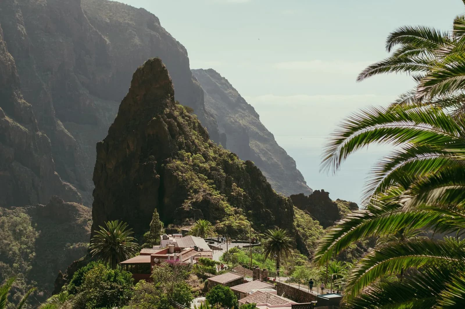Le village de Masca accroché à son piton rocheux au fond du ravin du Teno, Tenerife
