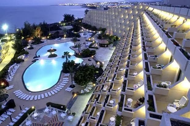 Vue aérienne des terrasses et des piscines de l'Alexandre Teguise Playa à Costa Teguise, de nuit